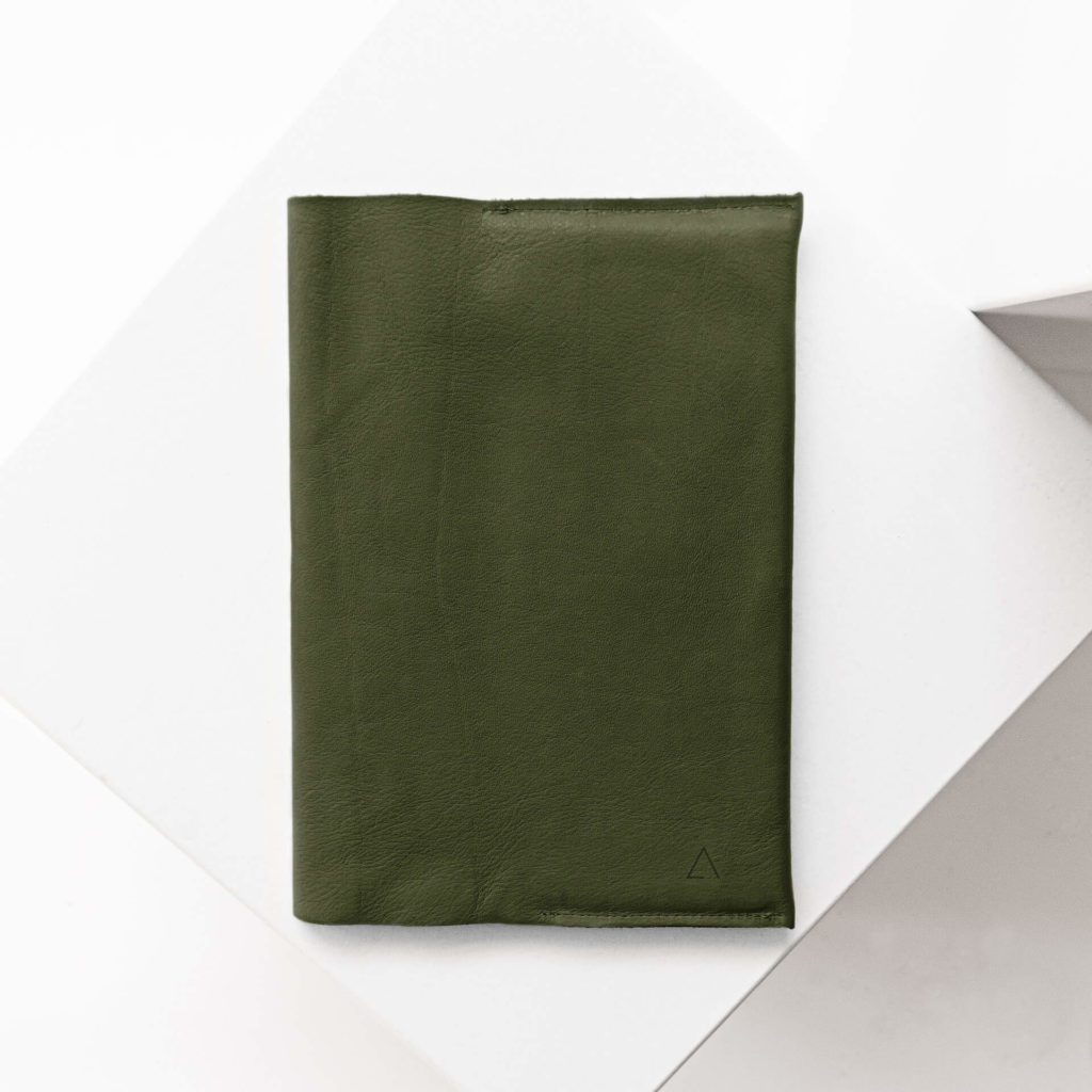 U-book cover EVE made of sustainable natural leather in olive with discreet logo embossing