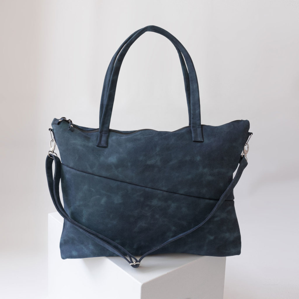 Front of XXL shopper ELA made of sustainable natural leather in dark blue with handles and shoulder strap