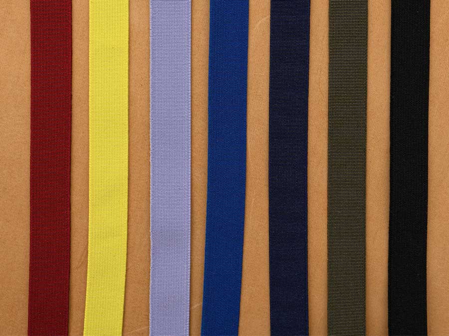 There are seven different rubber band colors to choose from for our toiletry bag: red, yellow, lilac, royal blue, dark blue, olive and black.