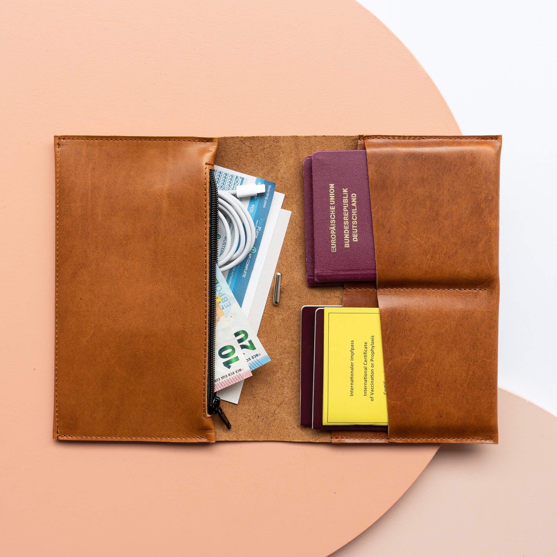 Our document case has space for up to four passports, vaccination cards, EC and business cards as well as A5 size documents, a smartphone, charging cable, SIM and SD card and cash.