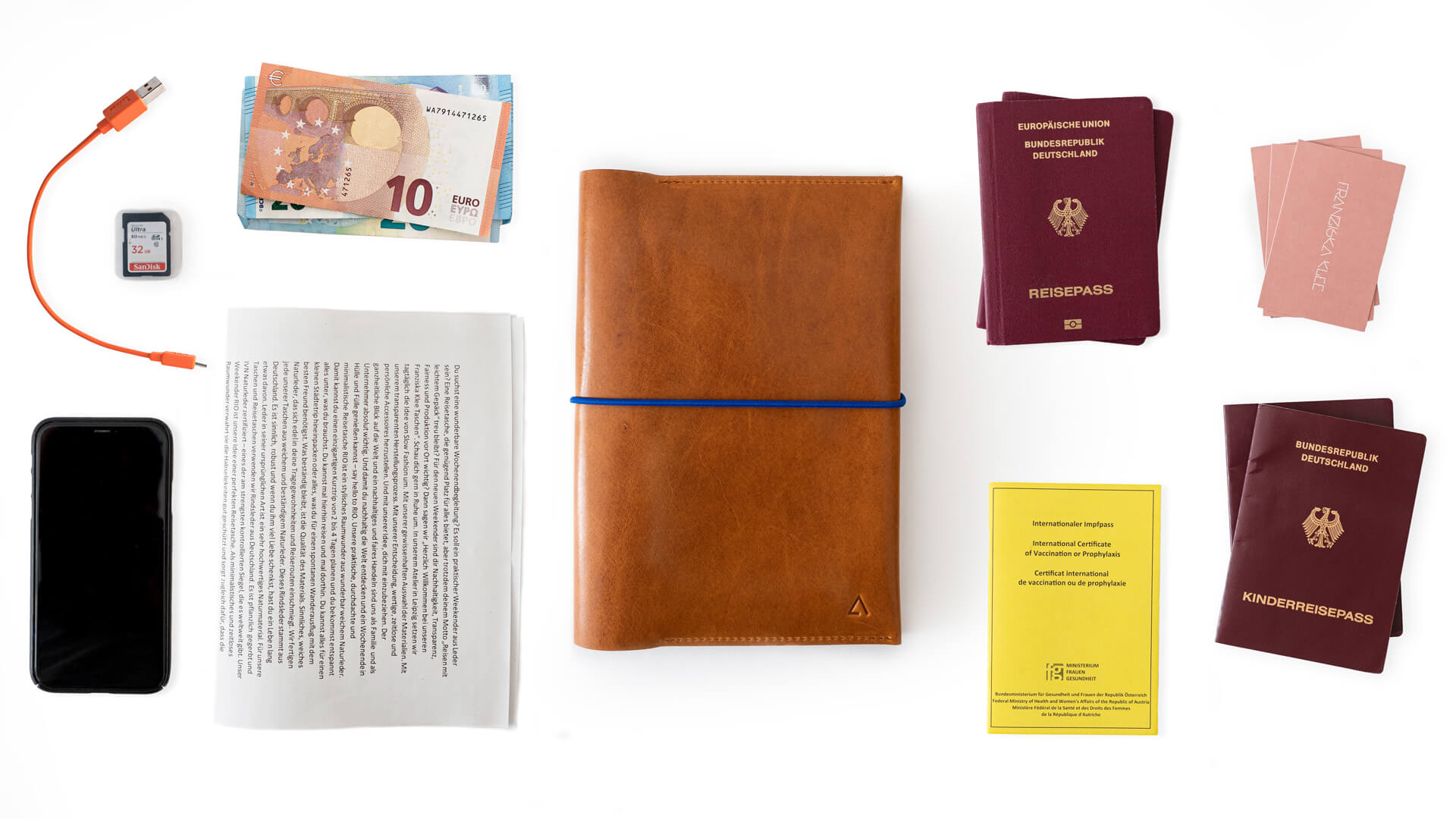 Our document case has space for up to four passports, vaccination cards, EC and business cards as well as A5 size documents, a smartphone, charging cable, SIM and SD card and cash.