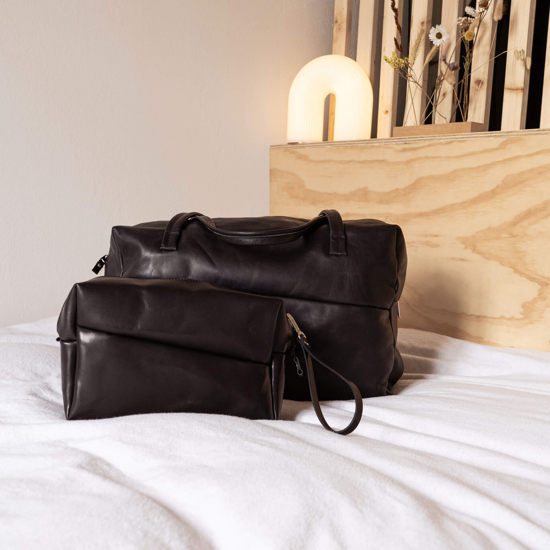 The design of the TAO toilet bag is based on our RIO weekender - and it also fits in perfectly.