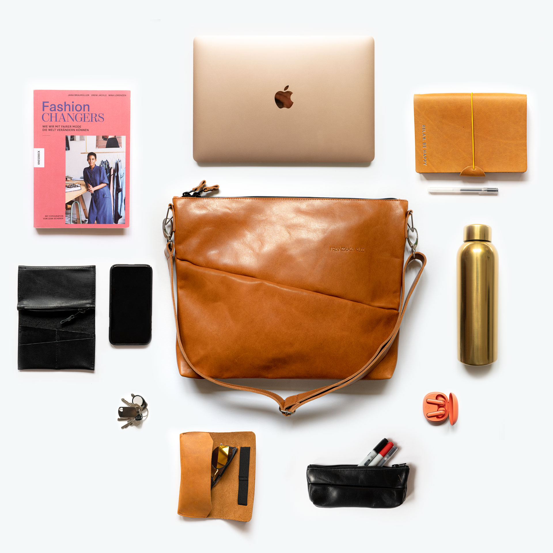 From 13-inch laptop to lunch box shoulder bag ANA swallows all the things that are important to you in everyday life.