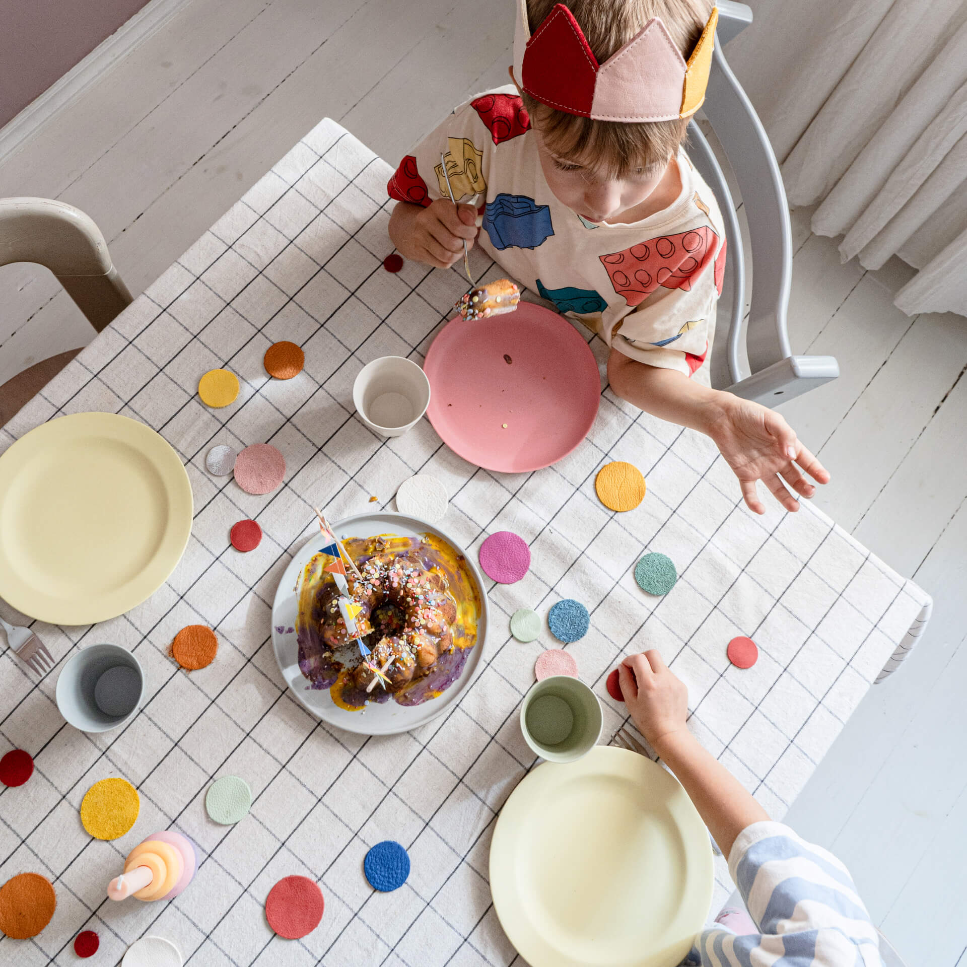 Children's birthday table confetti-2natural leather-Franziska Klee-mood.jpg